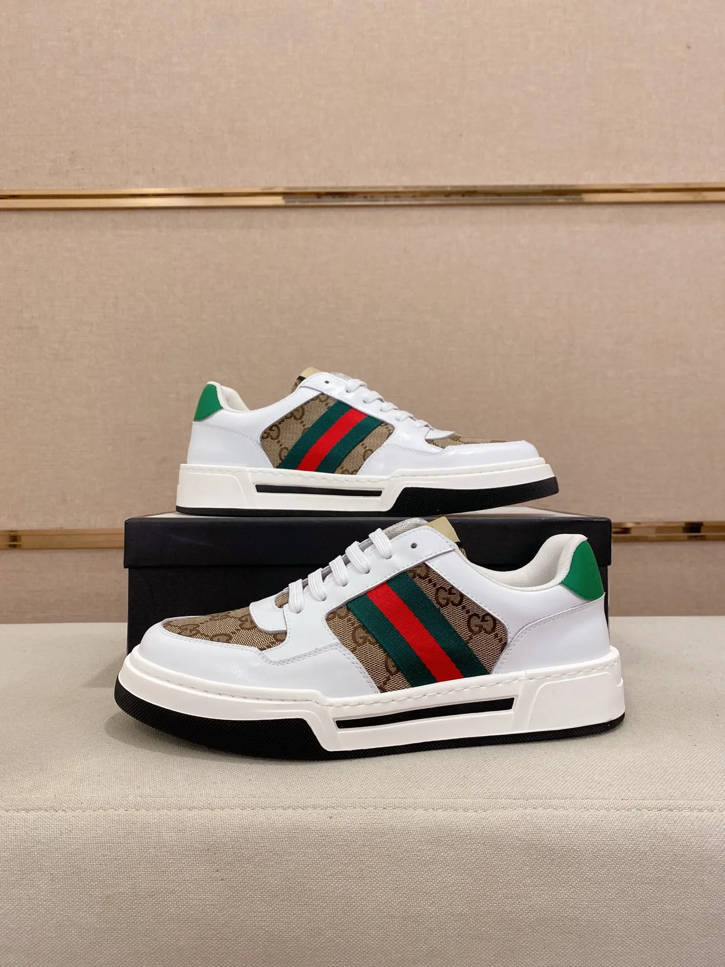 Men's Men's Shoes💰 420💰【Gucci】Gucci men's latest series of casual shoes! The official website is built 1:1. The upper is made of imported high-quality cowhide, and the lining is made of high-quality sheepskin, which is soft and comfortable. Picky selection of materials and exquisite workmanship give you the best enjoyment. Number of yards: 38-44 yards.